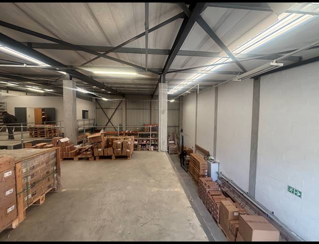 550M² WAREHOUSE TO LET IN STIKLAND INDUSTRIAL